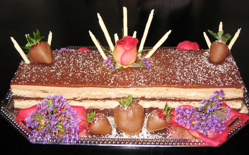 Amazen chocolate mousse and chocolate-covered strawberry presentation