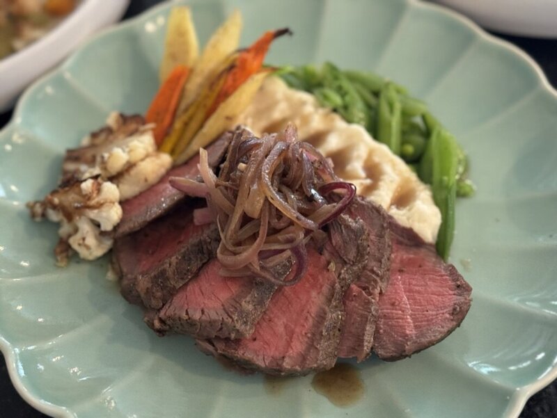 Amazen roasted beef entrée with vegetables and potatoes